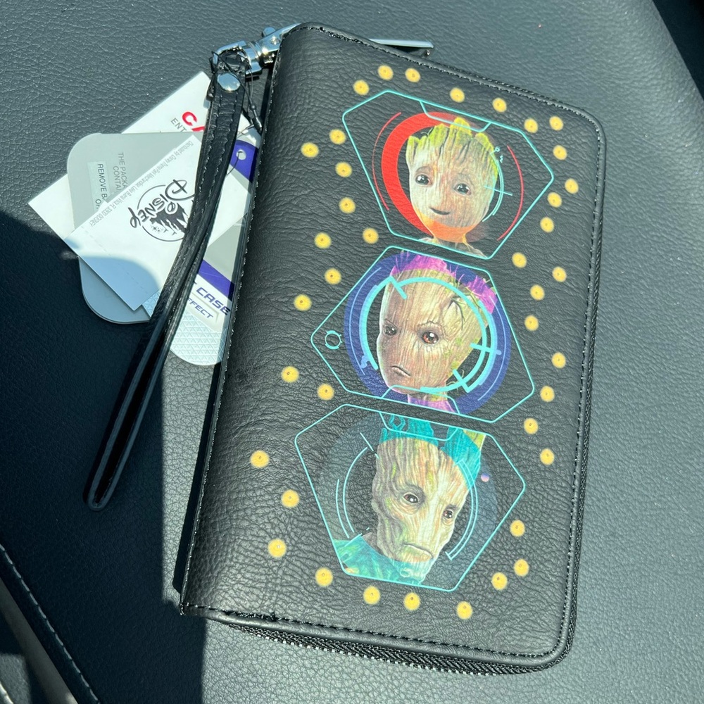 Groot Disney Parks Guardians of the Galaxy Black Smartphone Case Wristlet Lights